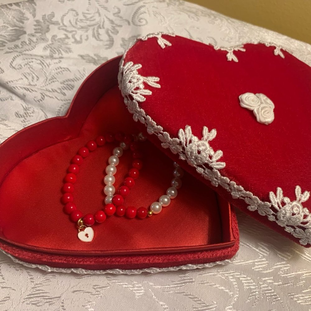 Red Coral & Pearl Bracelets & Red Velvet Heart Container - Picture 3 of 5